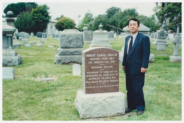 2001년 맥클레이 묘소 앞에서 이주익 목사
