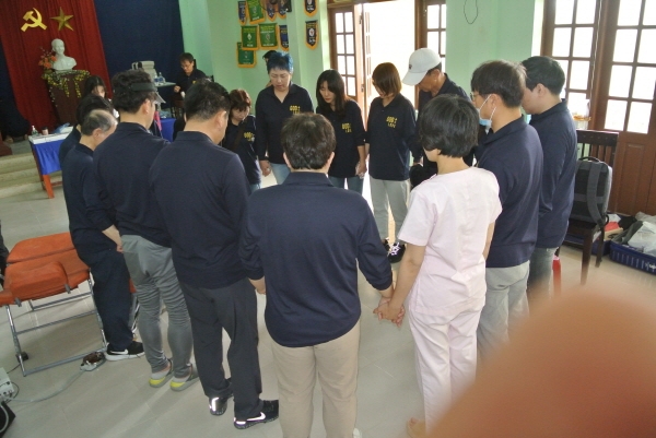 진료시작 기도-화양교회 베트남 단기 의료선교