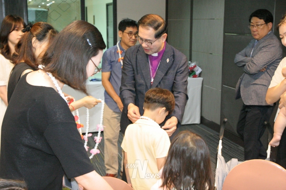 한종우 감독이 참석한 중앙연회 소속 선교사들에게 직접 환영의 꽃 목걸이를 걸어주는 모습